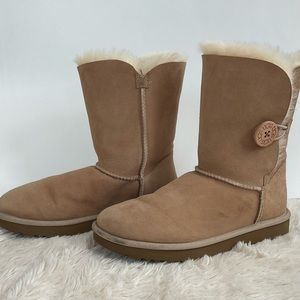 UGG Bailey Button II boots 🧡💛
